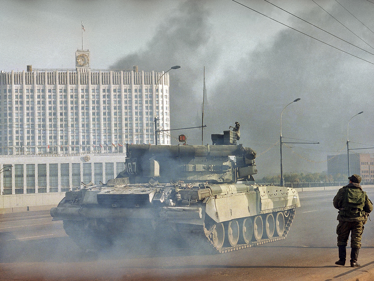 белый дом в москве обстрел