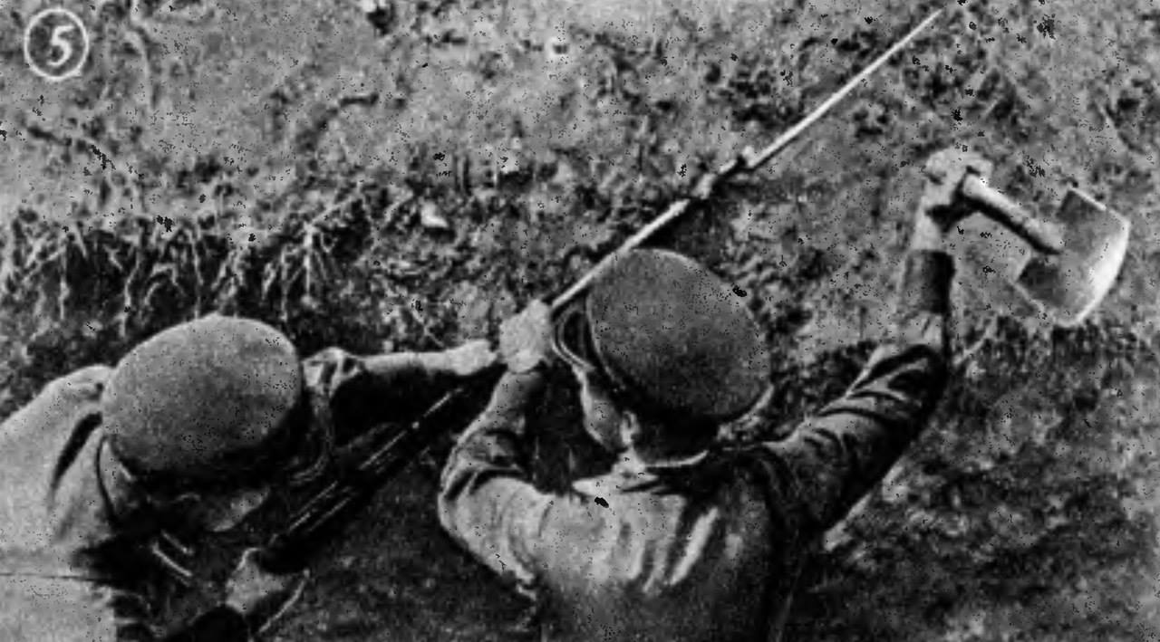 Из окопа вылезла. Солдат РККА С саперной лопаткой. Солдат с саперной лопатой ВОВ. Рукопашный бой Великая Отечественная.