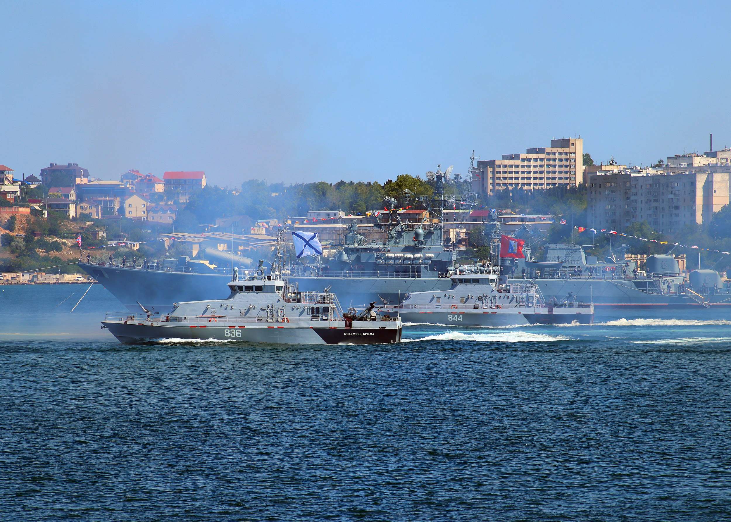 Севастополь вмф части. Парад ВМФ В Севастополе 2021. Морской парад в Севастополе. Парад Черноморского флота в Севастополе 2020. Парад военно морского флота в Севастополе.