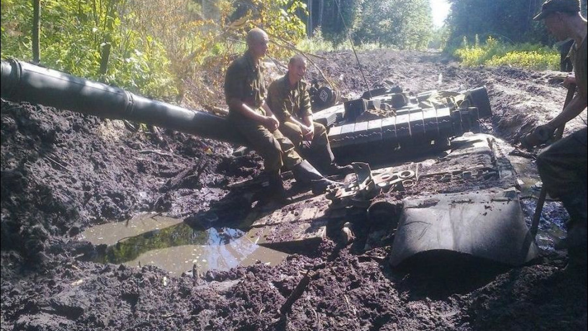 Едет парень на камазе танки не боятся грязи