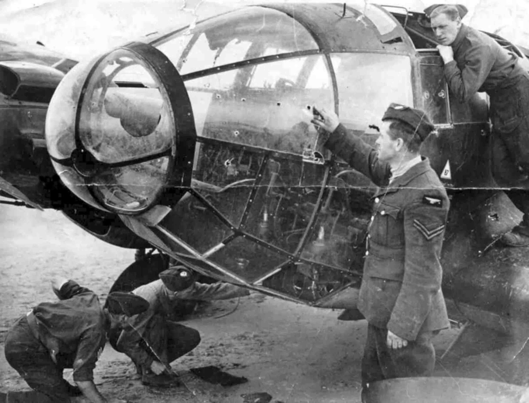 Летчик бомбардировщик вов. Кабина немецкого бомбардировщика Хейнкель he-111. Heinkel he 111 кабина. Heinkel he 111 после войны. Немецкий самолет Хейнкель 111.