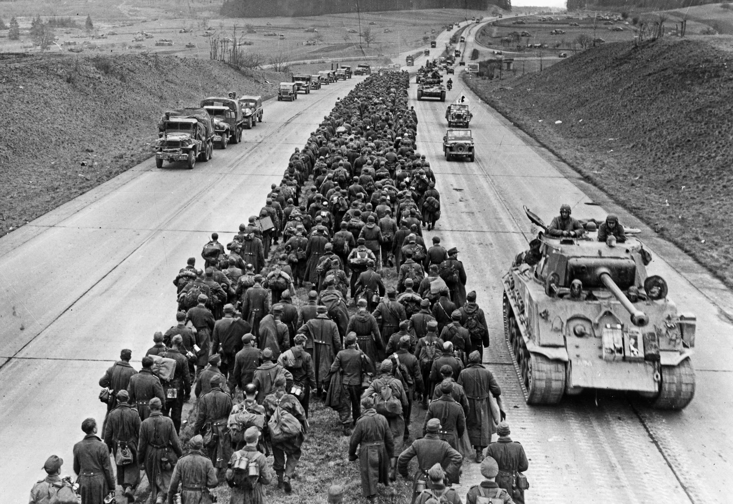 Наступление. Автобан Германия 1945. Курляндский котел 1945. Колонна пленных немцев 1945. Танковые войска вермахта колонна.