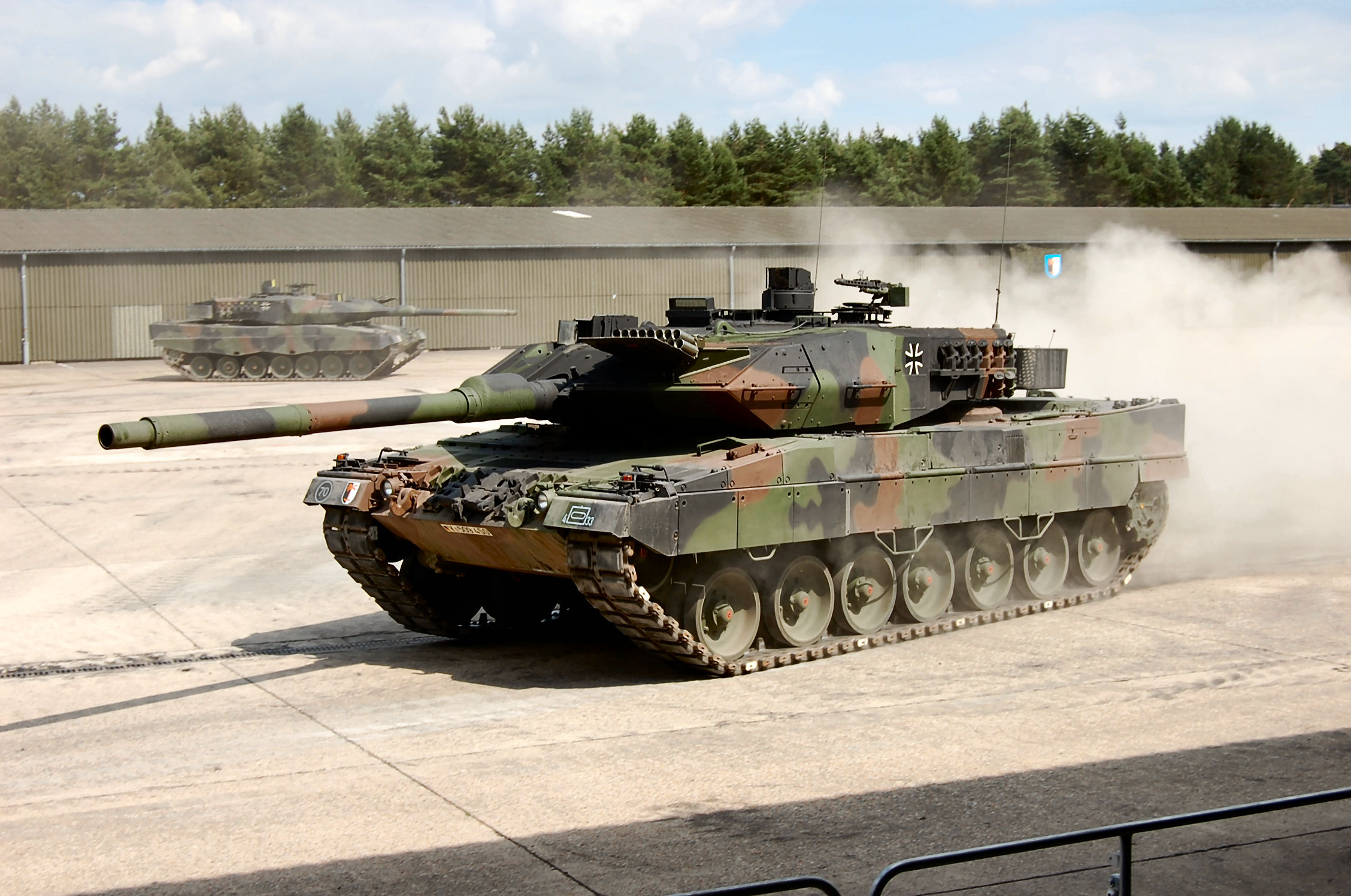 Купить новый немецкий. Леопард 2а7. Танки леопард 2а7. Танк Leopard 2a6. Танк леопард 2.