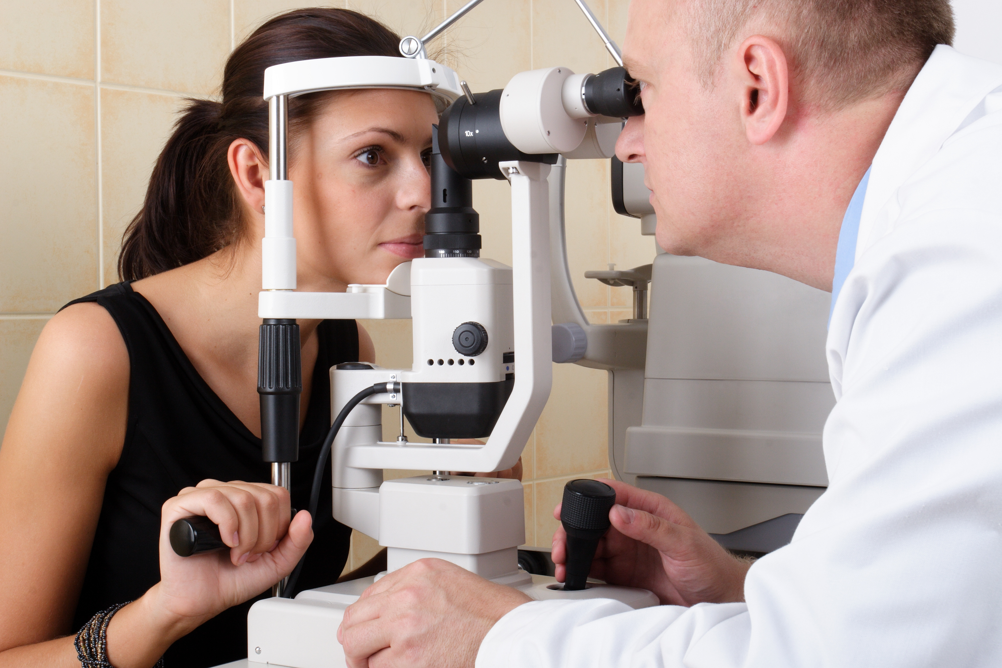 Проверить зрение клиника. Офтальмолог аппарат. Приборы для офтальмологии. Прибор для осмотра глазного дна. Прибор окулиста для зрения.