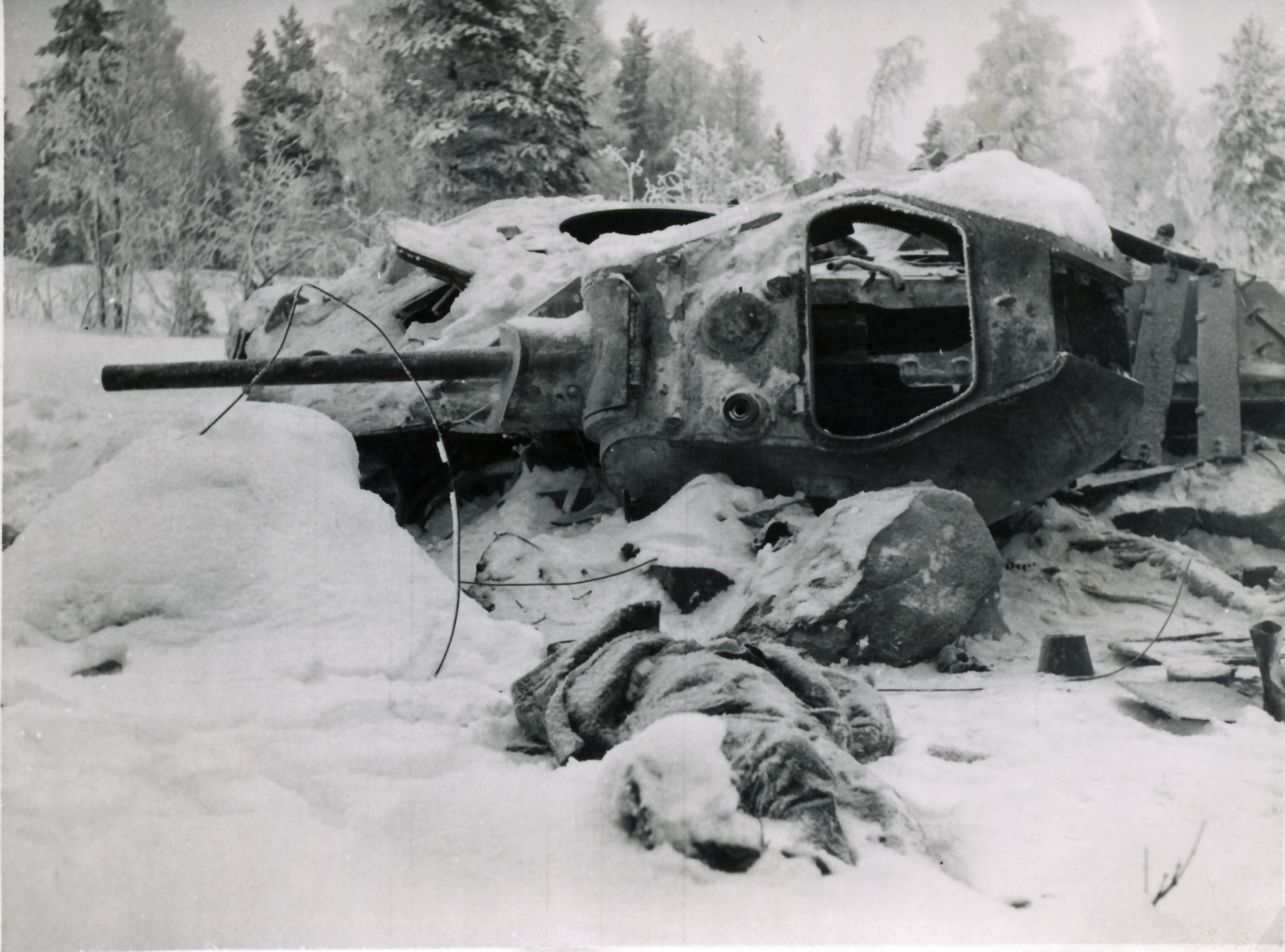 Танки убивают. Сгоревшие танкисты 1941-1945. Танк т34 подбитый танкист.