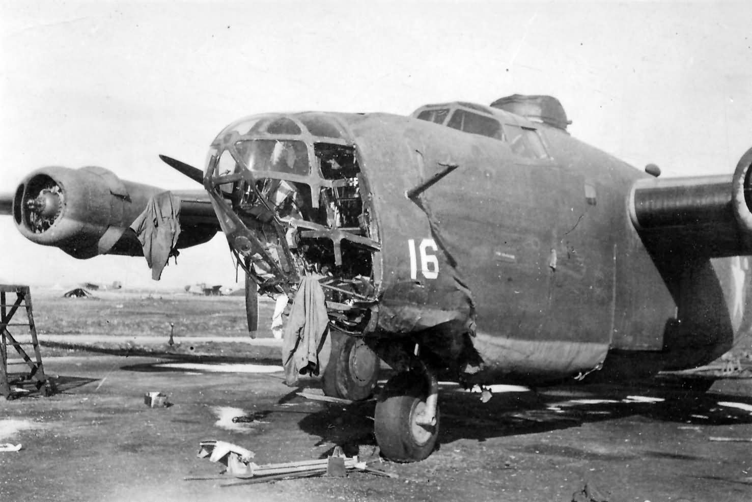 3 б 24. Ланкастер б25. B25 Liberator. Поврежденный b24. Б 24 подбитый.