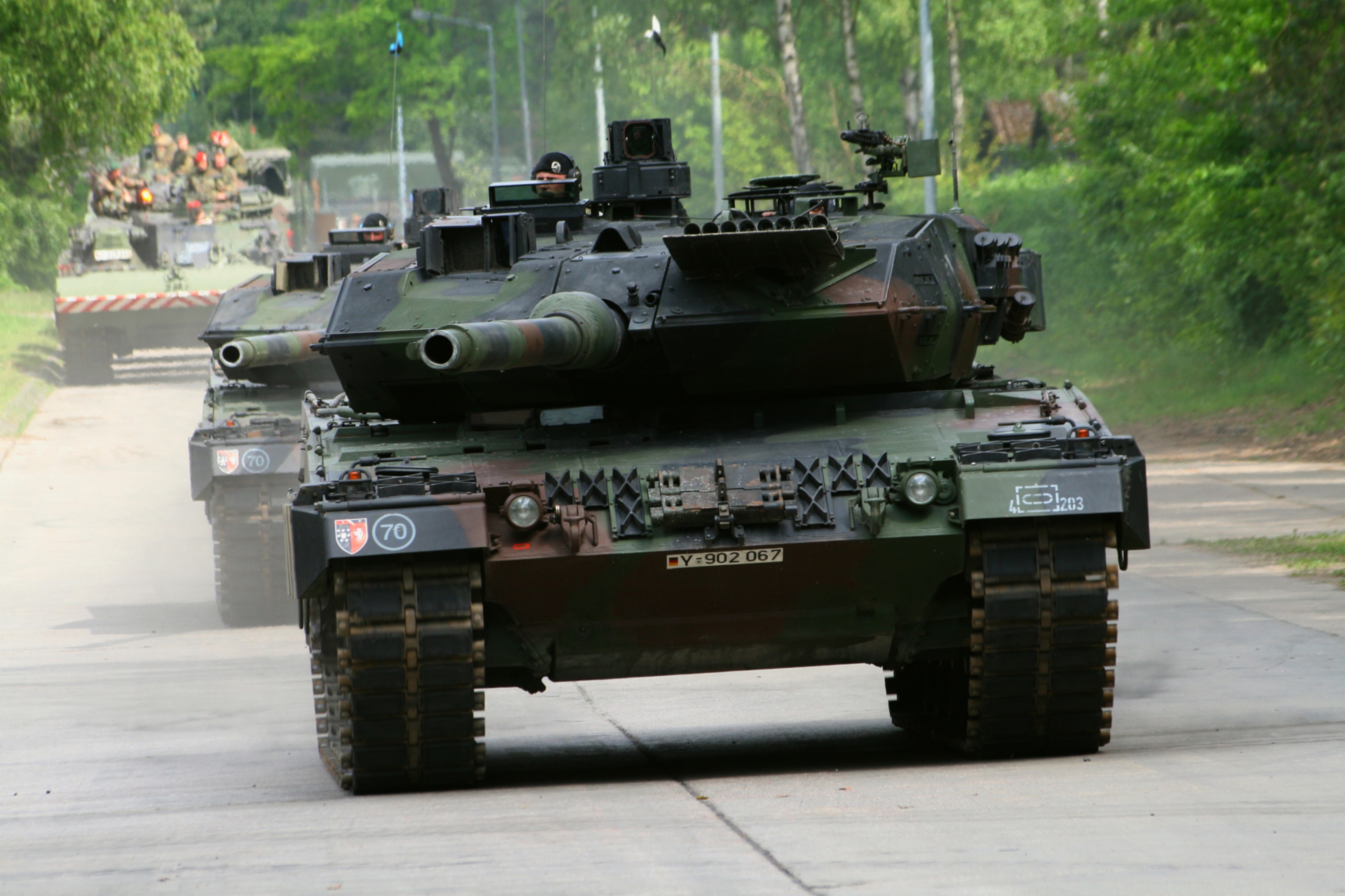 Современные немецкие танки. Танк леопард 2а6. Танки Leopard 2a6. Леопард 2 Бундесвер. Танк леопард 2.