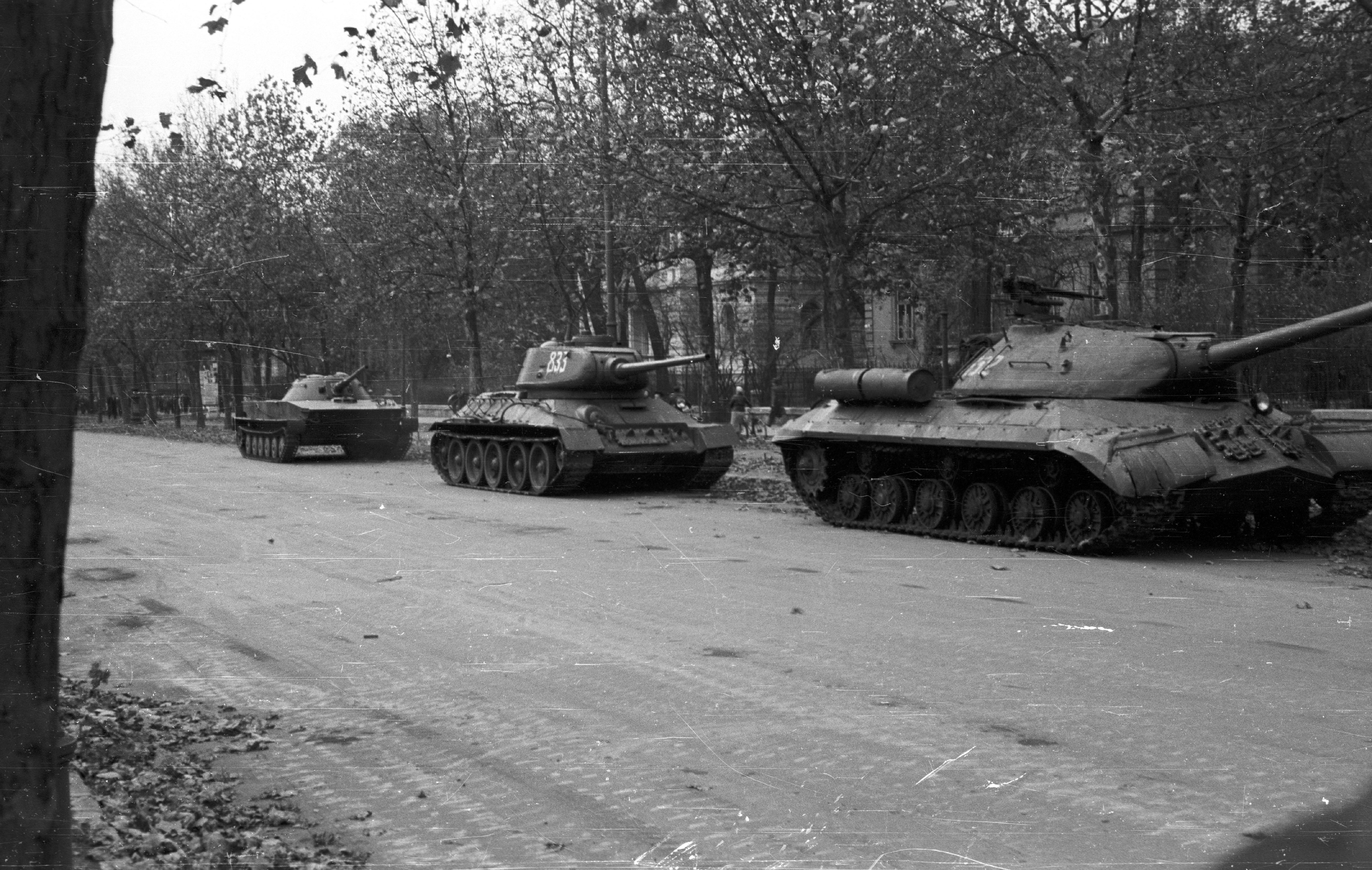Т 34 ис. ИС-3 Будапешт 1956. ИС 3 И Т 34. Т-44 Будапешт 1956. Танк ИС 2 И Т 34 85.