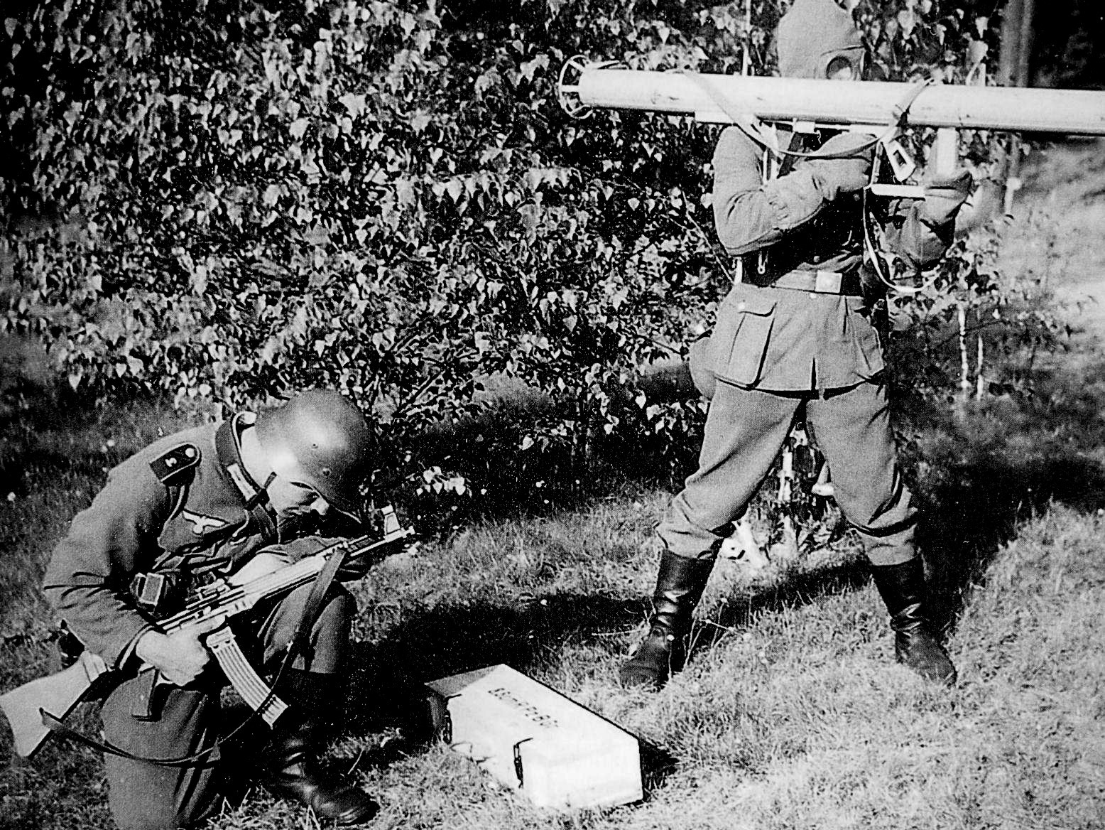 Первые 2 военный. Офенрор гранатомет. Солдат вермахта с STG 44. Ofenrohr RPZB.43. СТГ 44 В РККА.