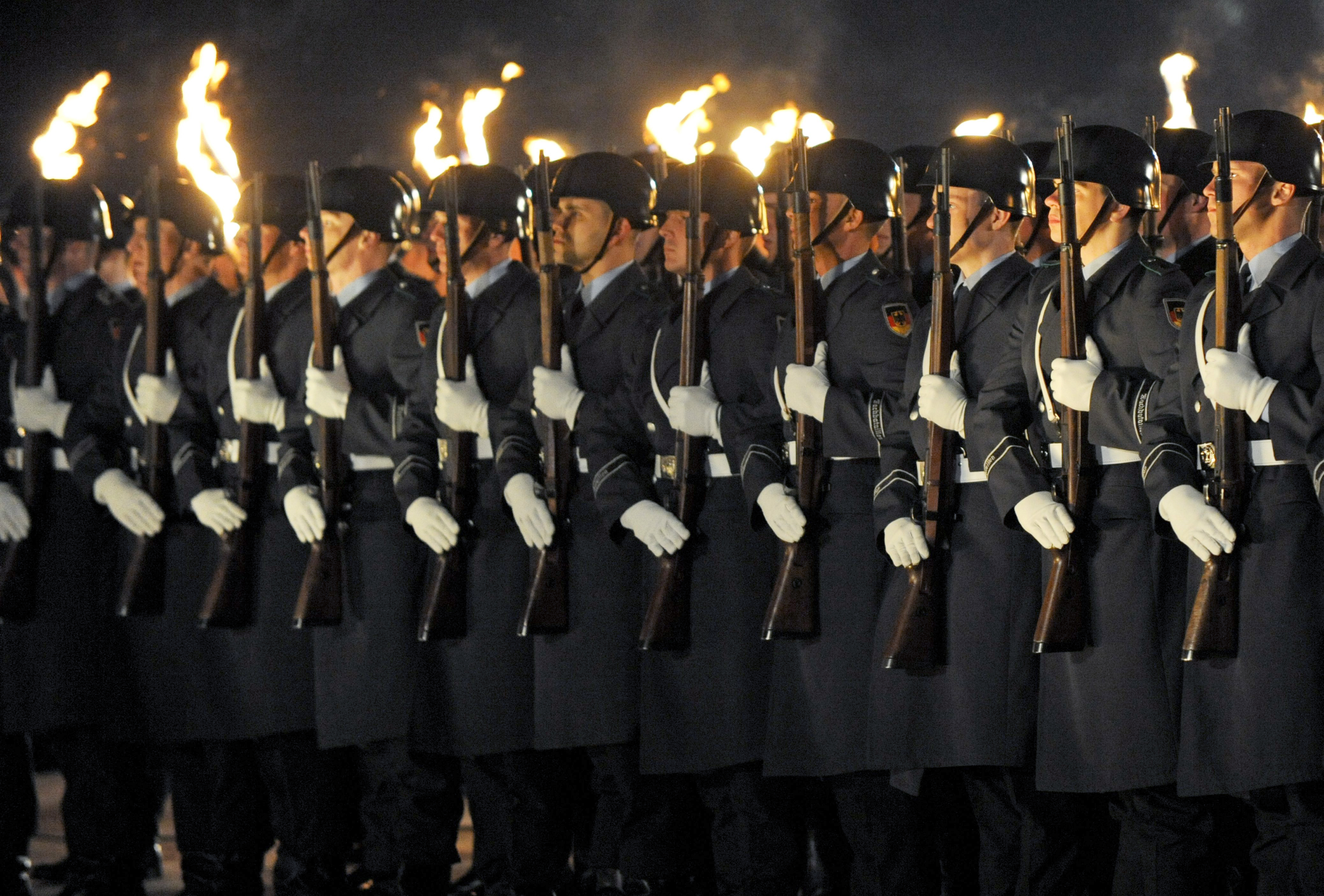 Военная форма германии. Бундесвер факельное шествие. Парад Бундесвера. Военный парад в ФРГ. Факельное шествие в Германии.