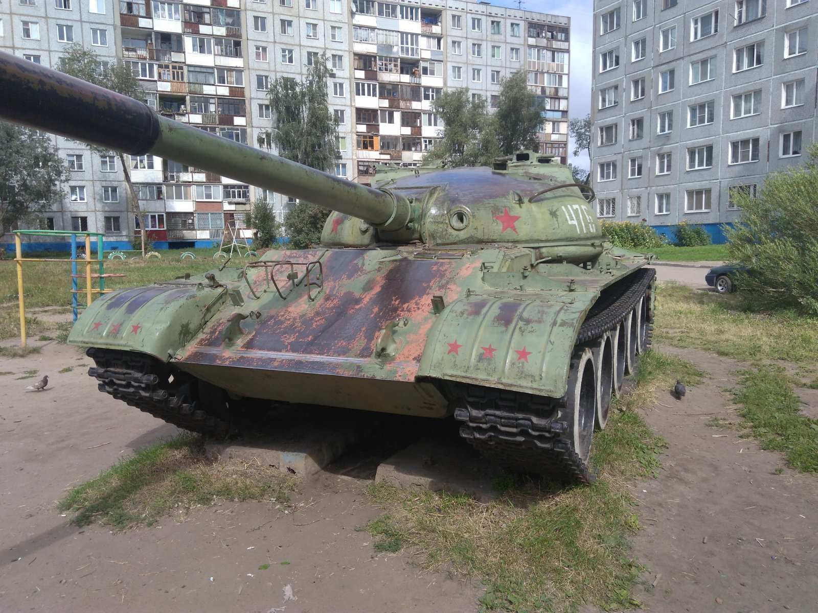 Купить танк в омске. Тихвин танк т34. Памятник танк в Омске. Танк во дворе Омска. Т-62 Кубинка.