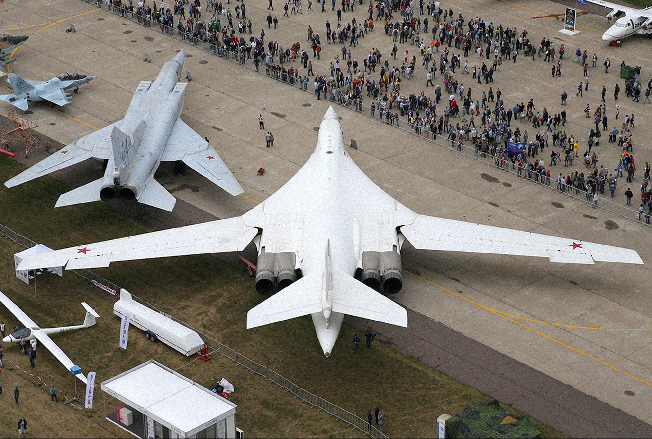Бомбардировщик 2024. Ту-160 белый лебедь. Белый лебедь самолет ту 160. Стратегический бомбардировщик ту-160. Ту-160 белый лебедь стратегического назначения.